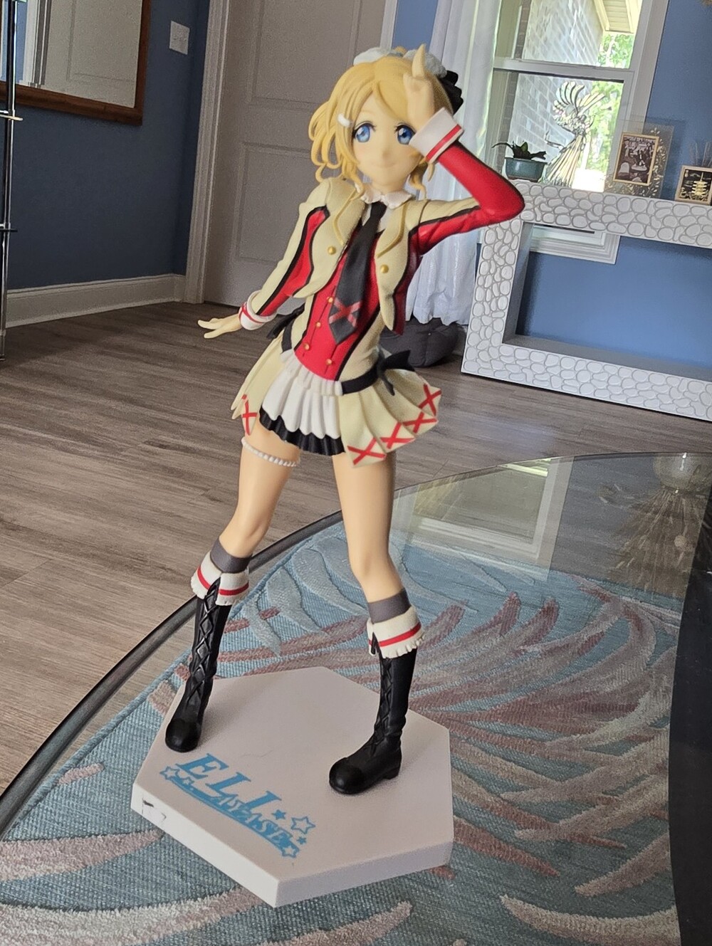 Anime Figure - Blonde Idol in Red & Cream Outfit